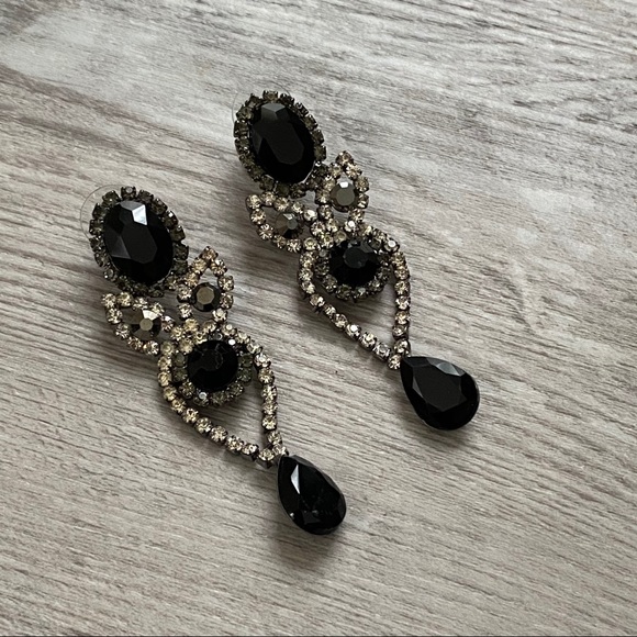 Rhinestone statement bib necklace and earrings set - Picture 6 of 8